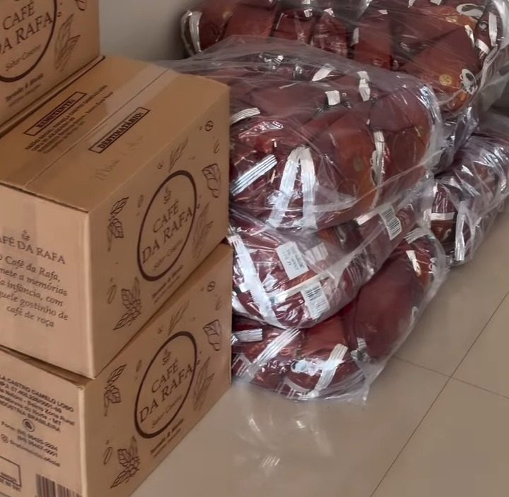 Pacotes do Café da Rafa embalados pra envio