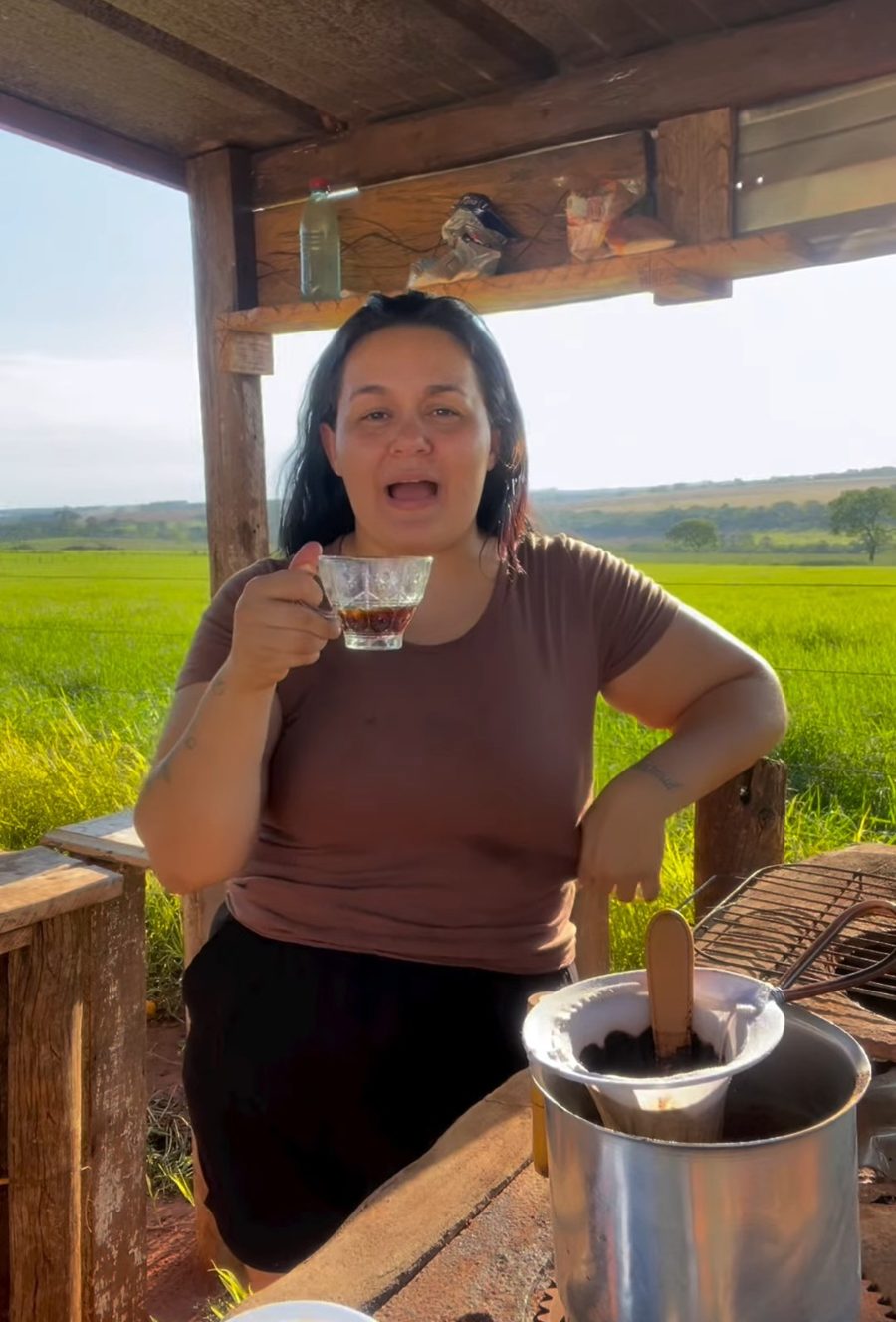Thaís Prado tomando Café da Rafa na fazenda